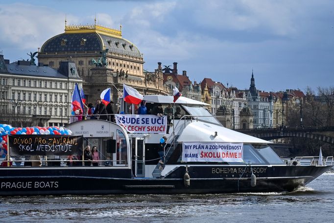 Hnutí Otevřeme Česko - Chcípl Pes uspořádalo 28. 3. protestní akci na sedmi lodích na Vltavě. Vypluly z Dvořákova nábřeží, policie je zastavila ve smíchovském zdymadle.