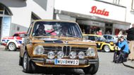 Jeden z pěti vozů BMW TI 2002 na startovní listině závodu. S tímto kouskem jezdí Rakušan Michael Putz.