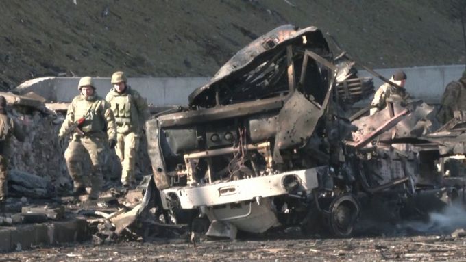 Následky bojů na kyjevském nadjezdu u vlakového nádraží a zničená ruská zásobovací vozidla ve městě (26. 2. 2022).