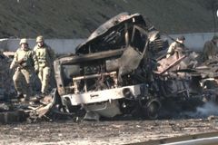 Video: Následky bojů na nadjezdu u vlakového nádraží a zničená ruská vozidla v Kyjevě