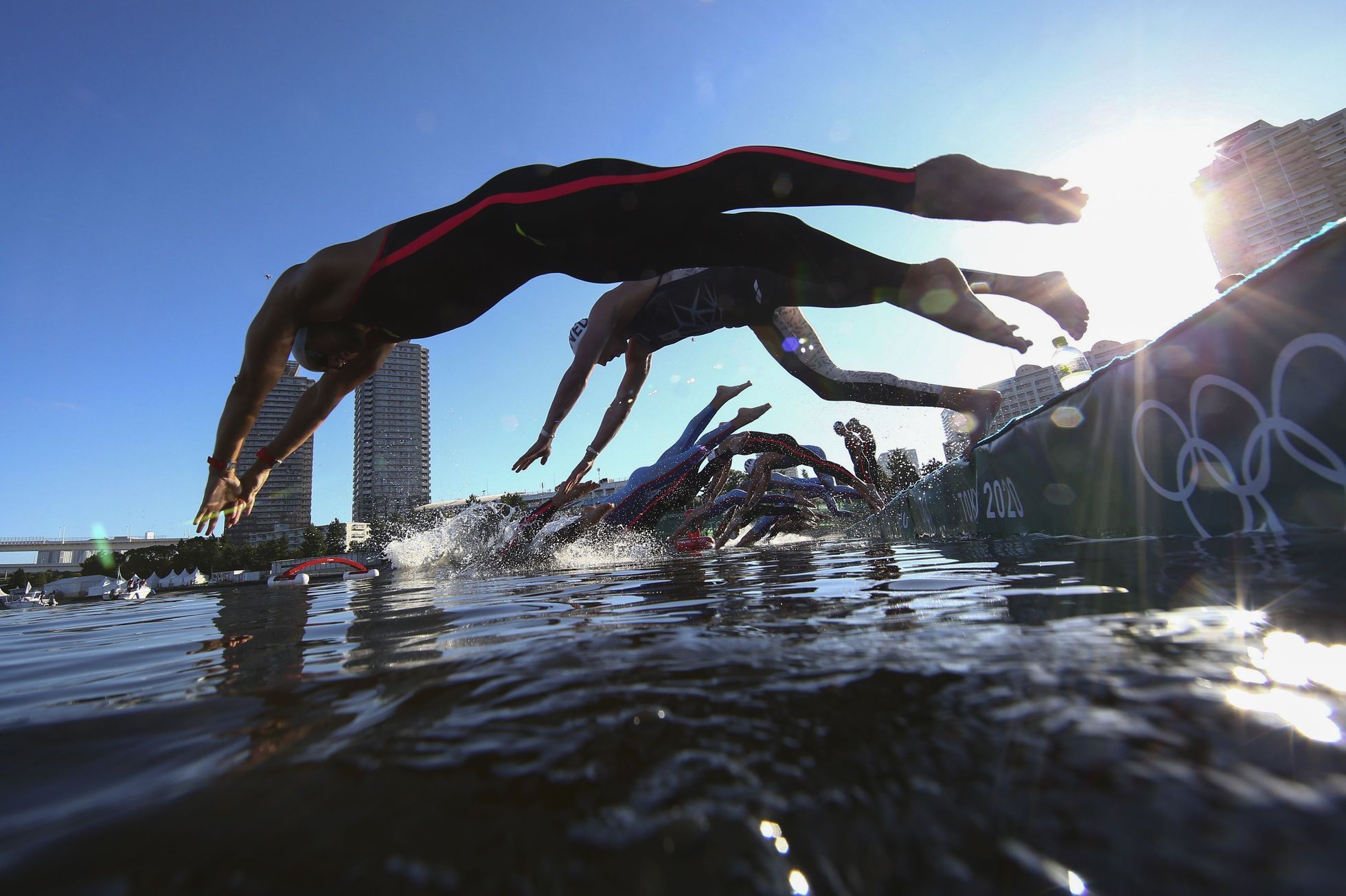 Plavci zahajují plavecký závod na 10 km na OH 2020.