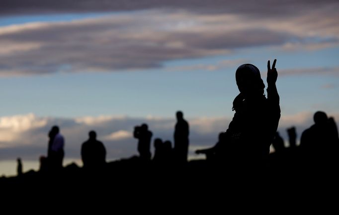 Situaci v Kobani sledují s napětím především Kurdové na turecké straně hranice. Ankara čelí kritice, že odmítá pomoci.