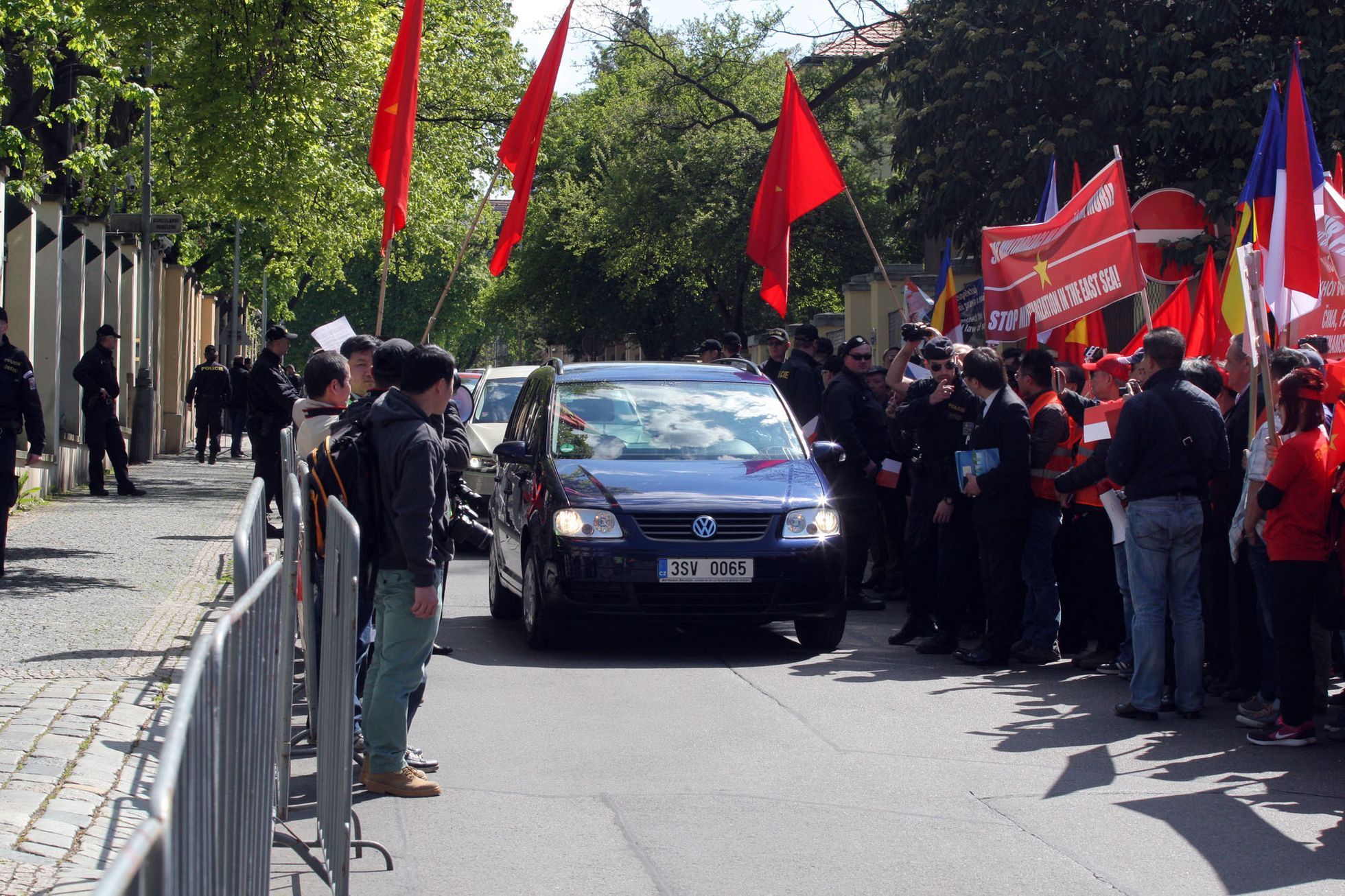Vitnamci demonstrují před čínskou ambasádou v Praze