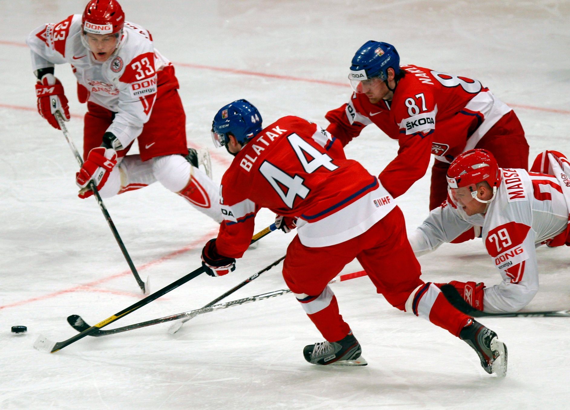 Julian Jakobsen, Morten Madsen a Miroslav Blaťák v utkání v MS v hokeji 2012 Česko - Dánsko