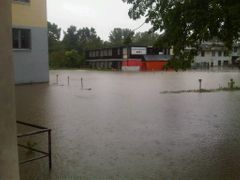 Okolí Divadla pod Palmovkou v Praze v pondělí brzy ráno zaplavila voda (3. června 2013)