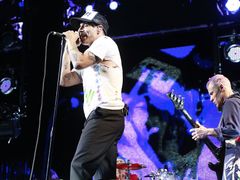 Fotografie z koncertu hudební skupiny Red Hot Chili Peppers v Praze, který se uskutečnil 27. 8. 2012 v pražském Edenu.
