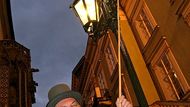 Samotný proces rozsvícení plynové lampy je poměrně jednoduchý. Uvnitř lampy hoří tzv. "věčný plamínek", lampář pouze za pomoci dlouhé tyče zatáhne za táhlo, které vpustí do lampy více plynu pro větší hoření, tedy i svícení.