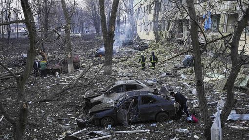 Záběr na ničivé následky ruského bombardování dětské nemocnice a porodnice v ukrajinském městě Mariupol. 9. 3. 2022