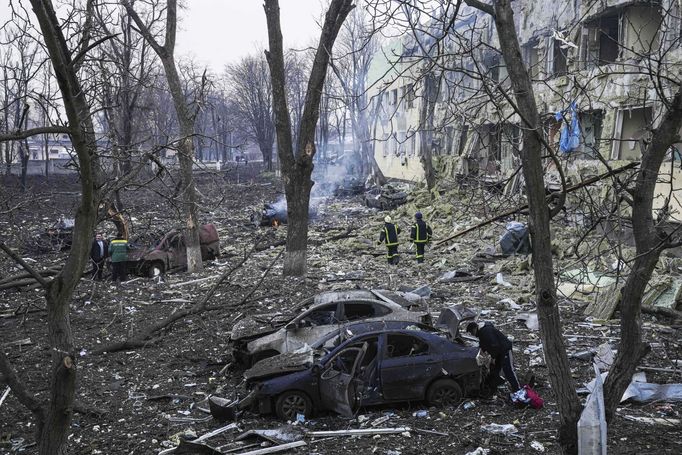 Záběr na ničivé následky ruského bombardování dětské nemocnice a porodnice v ukrajinském městě Mariupol. 9. 3. 2022