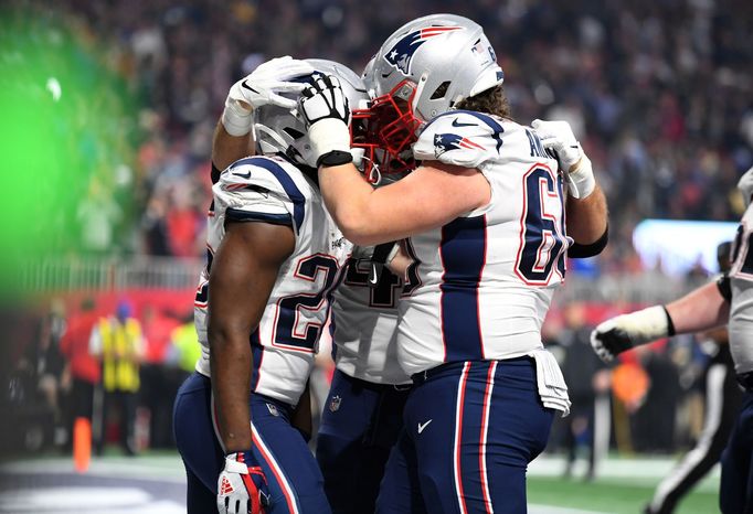 Sony Michel (26) z New England Patriots slaví touchdown v Super Bowlu LIII