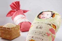 Japonci posílají příbuzným pytlíky rýže, které vypadají jako miminka v zavinovačce