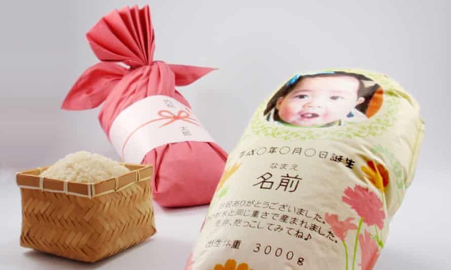Japonci si v době pandemie oblíbili pytlíky rýže, které vypadají jako novorozeňata v zavinovačce.