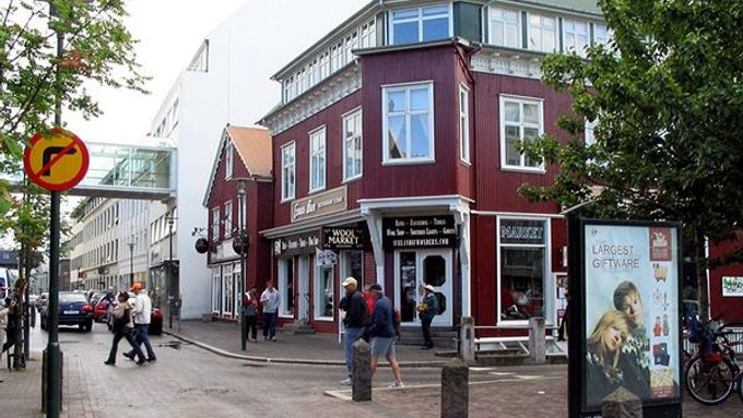 Obchůdky pro turisty jsou v centru Reykjavíku téměř na každém kroku a během hlavní sezóny je v nich vždy plno.