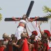 Ruben Enaje, 52, who is portraying Jesus Christ for the 27th time, is raised on a wooden cross by a group of men playing Roman soldiers after he was nailed to it during a Good Friday crucifixion re-enactment in San Pedro Cutud town, Pampanga province, north of Manila March 29, 2013. The Roman Catholic church frowns upon the gory spectacle held in the Philippine village of Cutud every Good Friday but does nothing to deter the faithful from emulating the suffering of Christ and taking a painful route to penitence. Holy Week is celebrated in many Christian traditions during the week before Easter. REUTERS/Romeo Ranoco (PHILIPPINES - Tags: RELIGION SOCIETY) Published: Bře. 29, 2013, 7:24 dop.