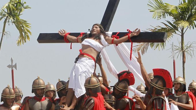 V některých zemích si na Golgotu, na ukřižování, na Ježíše na kříži dodnes hrají.