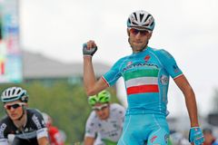 Nibali před cílem zaskočil favority a vyhrál druhou etapu