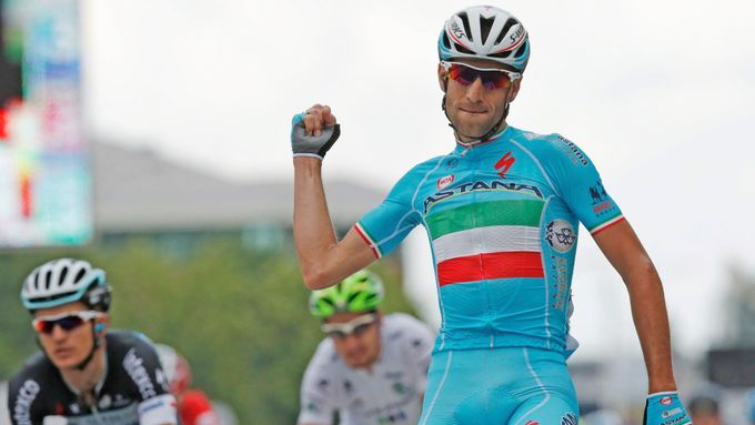 Vincenzo Nibali se raduje z vítězství