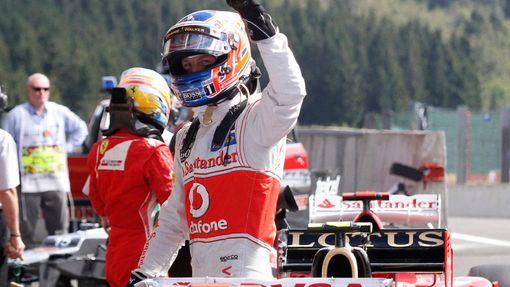 Jezdec F1 Jenson Button z McLarenu se raduje z vyjeté pole position během kvalifikace Velké ceny Belgie 2012.