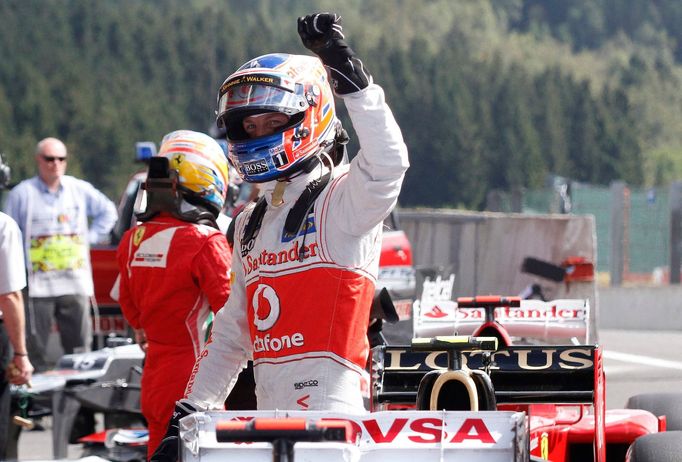 Jezdec F1 Jenson Button z McLarenu se raduje z vyjeté pole position během kvalifikace Velké ceny Belgie 2012.