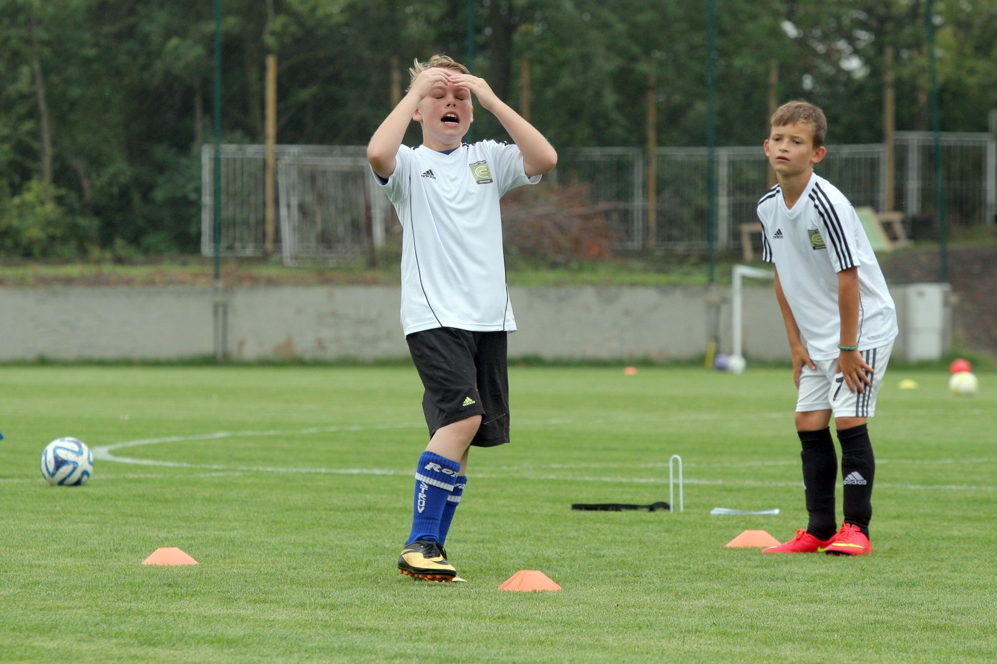 Kluci se učí hrát fotbal