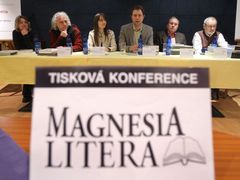 Představení nominovaných knih na tiskové konferenci v kavárně Divadla bez zábradlí.