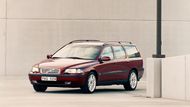 Volvo V70 (2005), 120 tisíc korun - Pro rodinu, které se nechce utrácet za auto, ale ráda by se cítila bezpečně, jde o dobrou volbou. Výběr je v Česku široký a ceny víc než příznivé. K dostání jsou i pětiválcové diesely pro náročné.