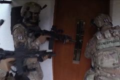 Tohle se jen tak nevidí. "Toxi" zásahovka vtrhla do varny drog, našla hromadu zbraní