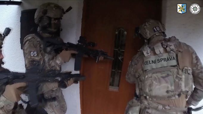 Moravskoslezští kriminalisté z toxi-týmu zasáhli proti výrobcům drog na Frýdecko-Místecku a Ostravsku. Během domovní prohlídky objevili i střelné zbraně.