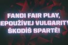 Sparta k utkání nastoupila tři dny po utkání Evropské ligy se Slovanem Bratislava a do tempa se dostávala pomalu. Její fanoušci dostali po slovenské ostudě varování i na světelné tabuli.