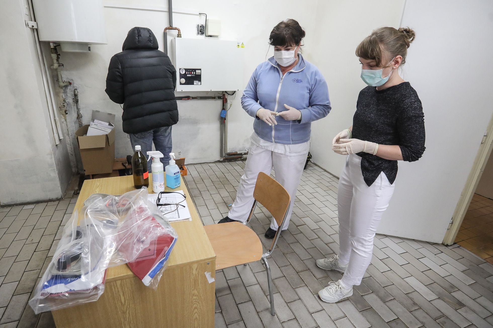 Koronavirus, COVID - Uzavřená Nemocnice Libere - zdravotní sestra, checkpoint, drive-in kontrola, medik, zdravotník