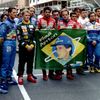 Piloti formule 1 vzdávají čest Ayrtonu Sennovi při GP Monaka 1994