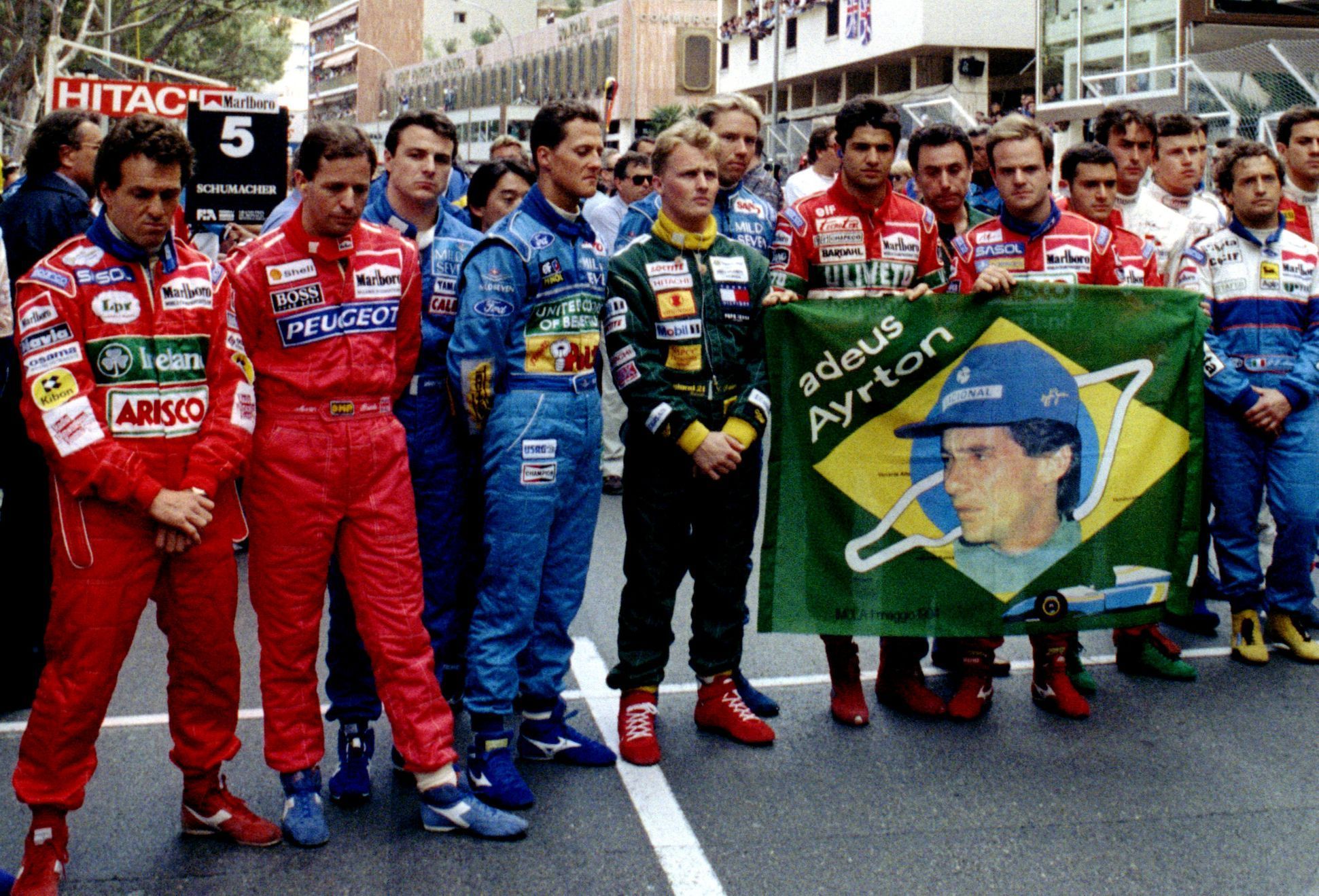 Piloti formule 1 vzdávají čest Ayrtonu Sennovi při GP Monaka 1994