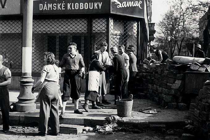 Stavba barikády 6. května během pražského povstání v roce 1945 v Korunní ulici.