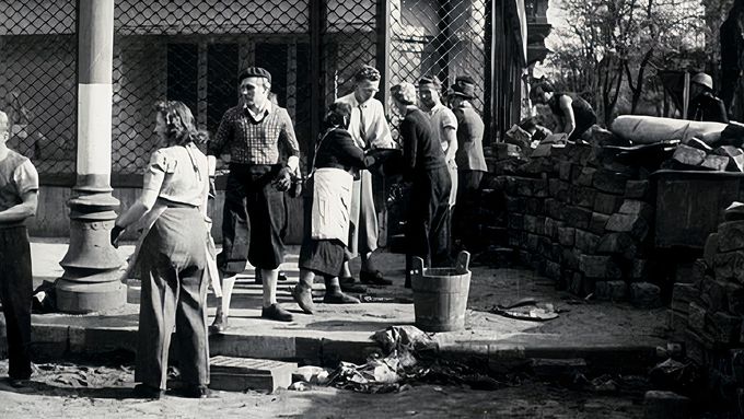 Stavba barikády 6. května během pražského povstání v roce 1945 v Korunní ulici.