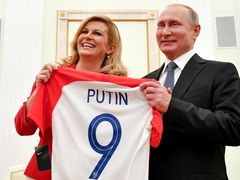 Chorvatská prezidentka pózuje s Vladimirem Putinem.