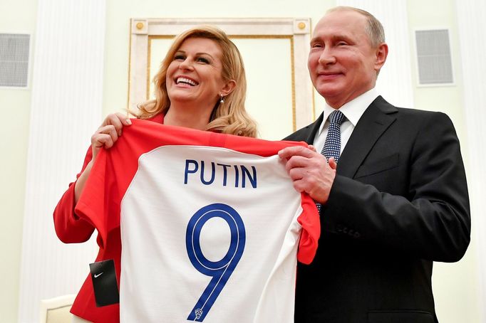 Chorvatská prezidentka Kolinda Grabar-Kitarović s ruským prezidentem Vladimirem Putinem při mistrovství světa ve fotbale