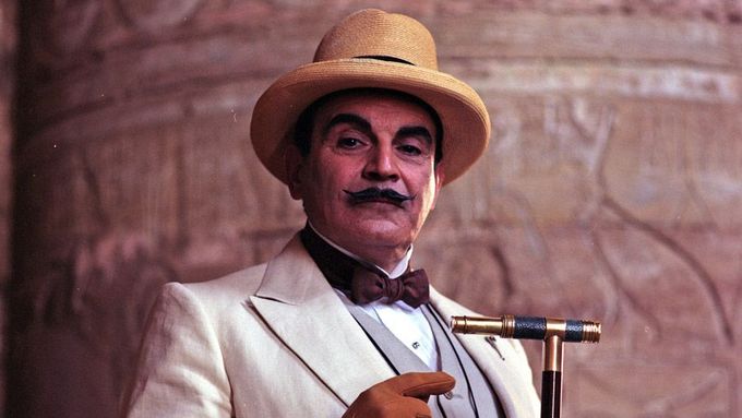 Seriálovou tvář dal Herculu Poirotovi anglický herec David Suchet.