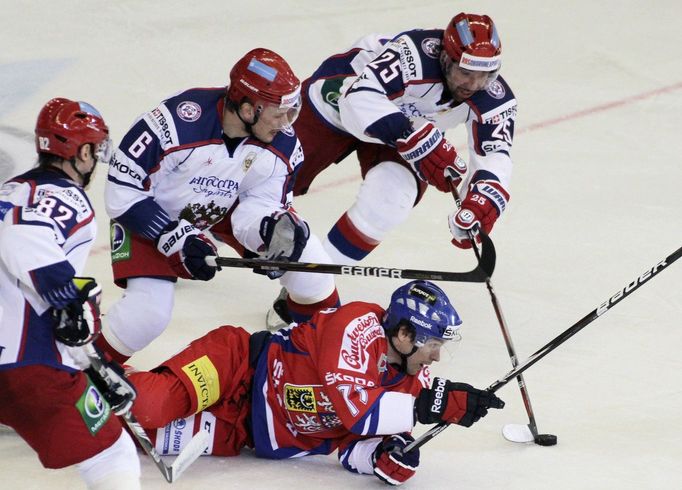 Petr Průcha v souboji s ruskou obranou v zápase Česko - Rusko (2:1) v Brně v rámci Euro Hockey Tour