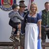 Bayern Mnichov na Oktoberfestu 2015: Philipp Lahm, manželka Claudia a syn Julian