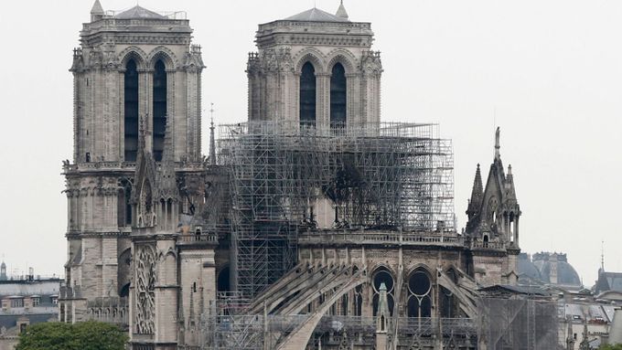 Poničená katedrála Notre-Dame.
