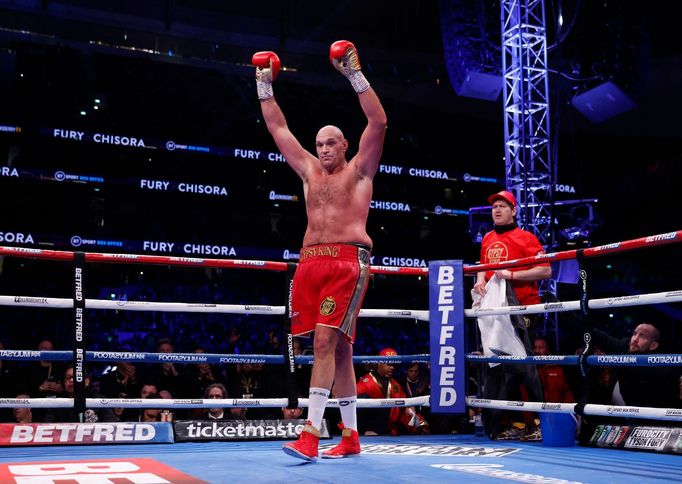 Tyson Fury slaví triumf nad Derekem Chisorou v zápase o titul šampiona WBC