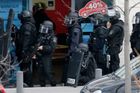 Ozbrojenec přepadl poštu u Paříže, držel dvě rukojmí