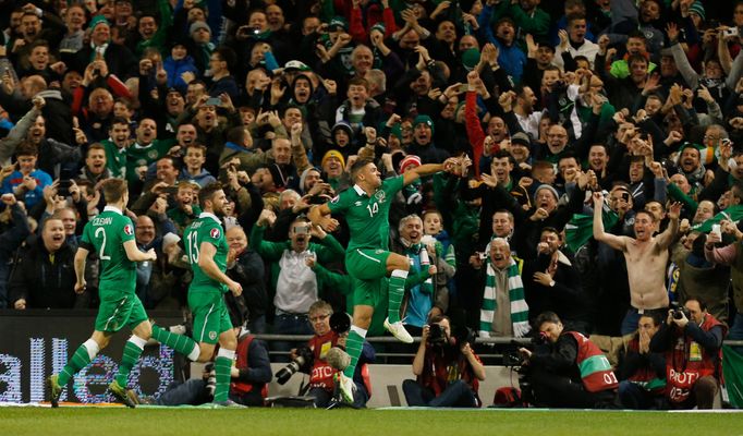 Baráž o Euro 2016 - Irsko vs. Bosna a Herzegovina (Jonathan Walters slaví)