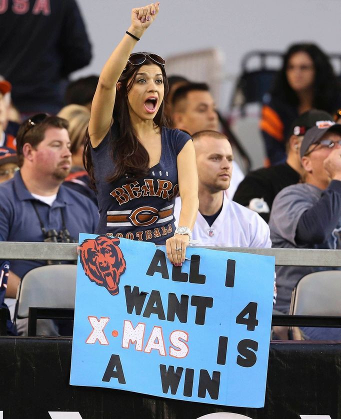 Fanynka Chicaga má jasno. Pod stromeček chce jedině vítězství Bears. Medvědi ji vyslechli a Arizonu Cardinals porazili 28:13.