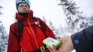 Austrian freeride skier Mathias Haunholder makes a avalanche transceiver check with his colleague Roman Rohrmoser (L) prior to a freeride skiing tour in Langen am Arlberg December 10, 2012. Backcountry or freeride skiers ski away from marked slopes with no set course or goals, in untamed snow, generally in remote mountainous areas. Picture taken December 10,2012. REUTERS/ Dominic Ebenbichler (AUSTRIA - Tags: SPORT SKIING SOCIETY) Published: Led. 21, 2013, 10:17 dop.