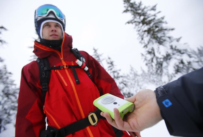 Austrian freeride skier Mathias Haunholder makes a avalanche transceiver check with his colleague Roman Rohrmoser (L) prior to a freeride skiing tour in Langen am Arlberg December 10, 2012. Backcountry or freeride skiers ski away from marked slopes with no set course or goals, in untamed snow, generally in remote mountainous areas. Picture taken December 10,2012. REUTERS/ Dominic Ebenbichler (AUSTRIA - Tags: SPORT SKIING SOCIETY) Published: Led. 21, 2013, 10:17 dop.