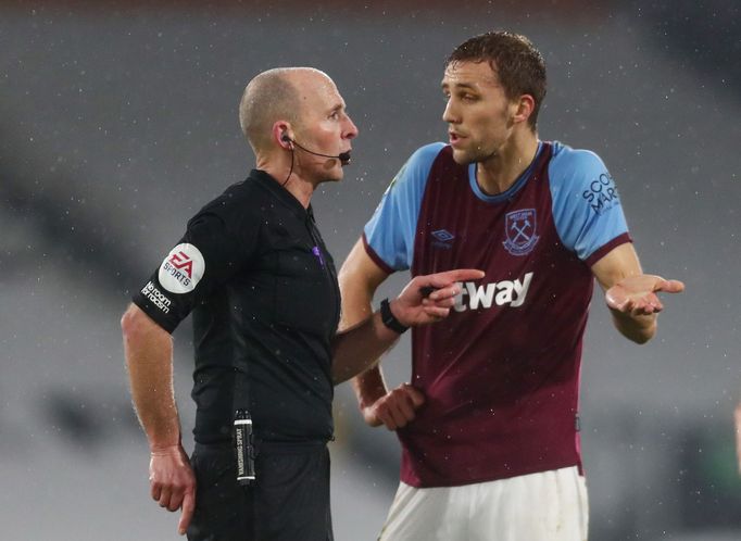 Mike Dean ukazuje Tomášovi Součkovi červenou kartu