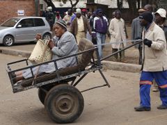Starší žena zvolila poněkud neobvyklý způsob dopravy k volbám na předměstí Harare. 