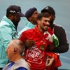 Marocký fanoušek eskortovaný policií během semifinále MS 2022 Francie - Maroko