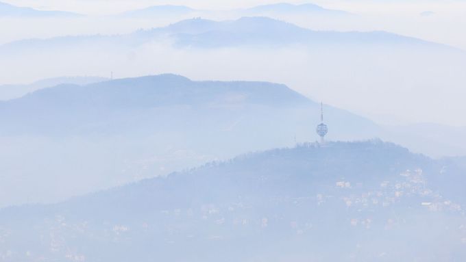 Sarajevo zahalené ve smogu